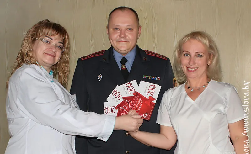 Начальник ОВД Рогачевского райисполкома передал в ЦРБ компенсацию морального вреда за оскорбления в интернете